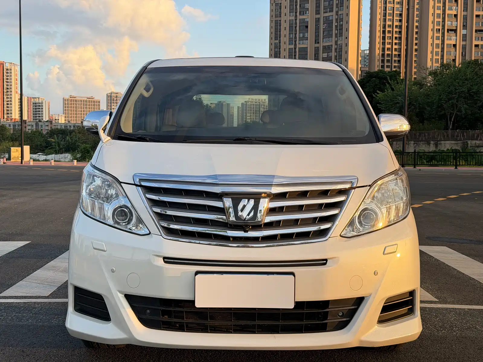 Photo 2 - Toyota Alphard