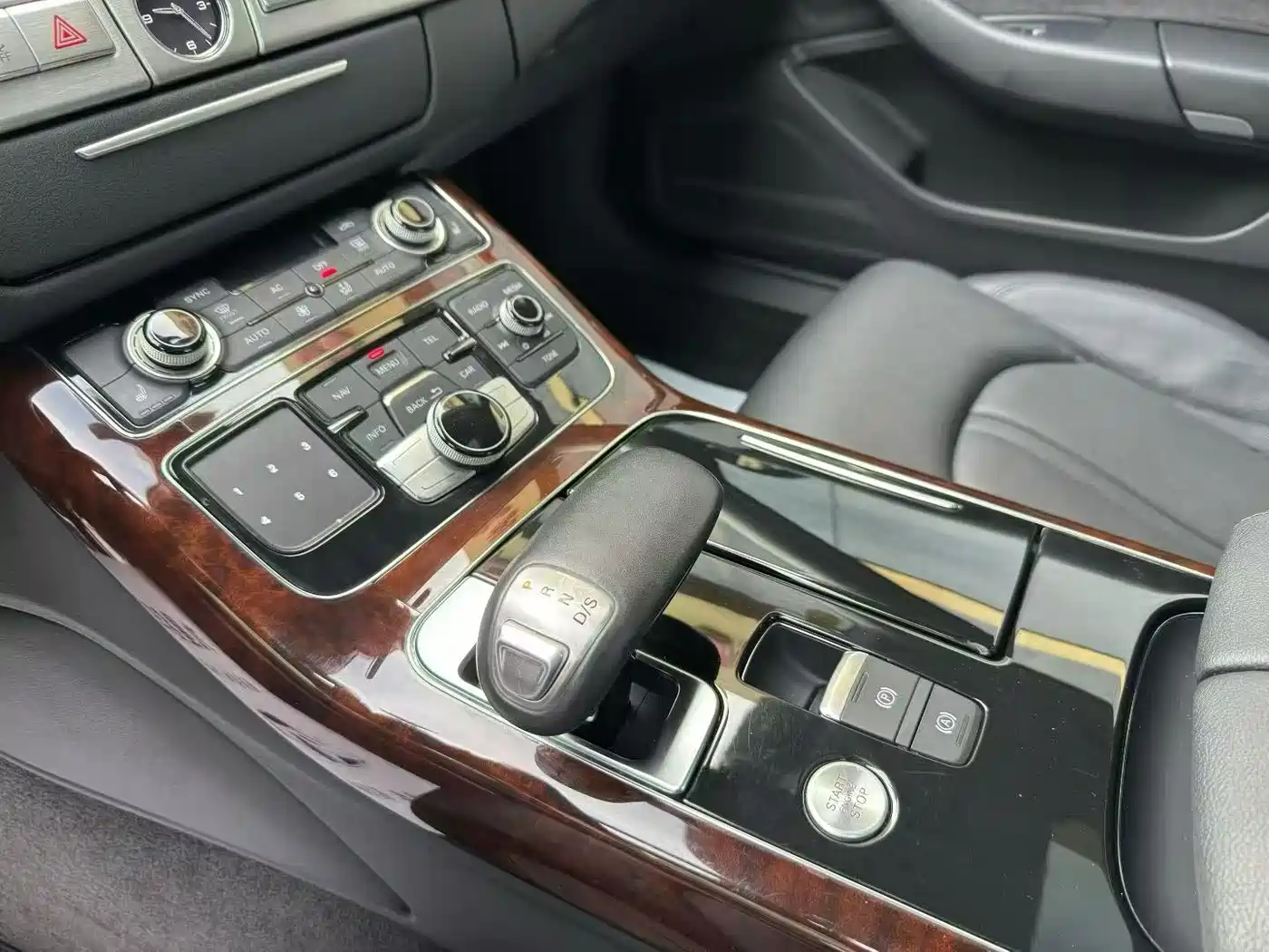 Audi A8 2012 A8L 45 TFSI quattro Comfort фото 5
