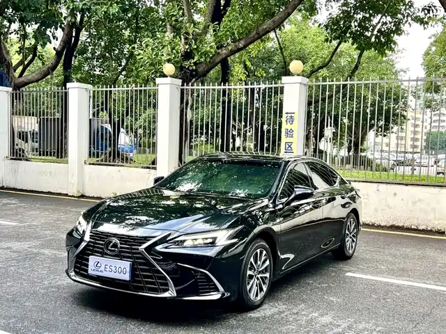 Lexus ES 2025 300h Ultimate Edition