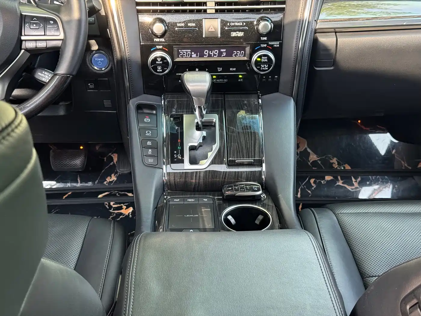 Фото 24 - Lexus LM