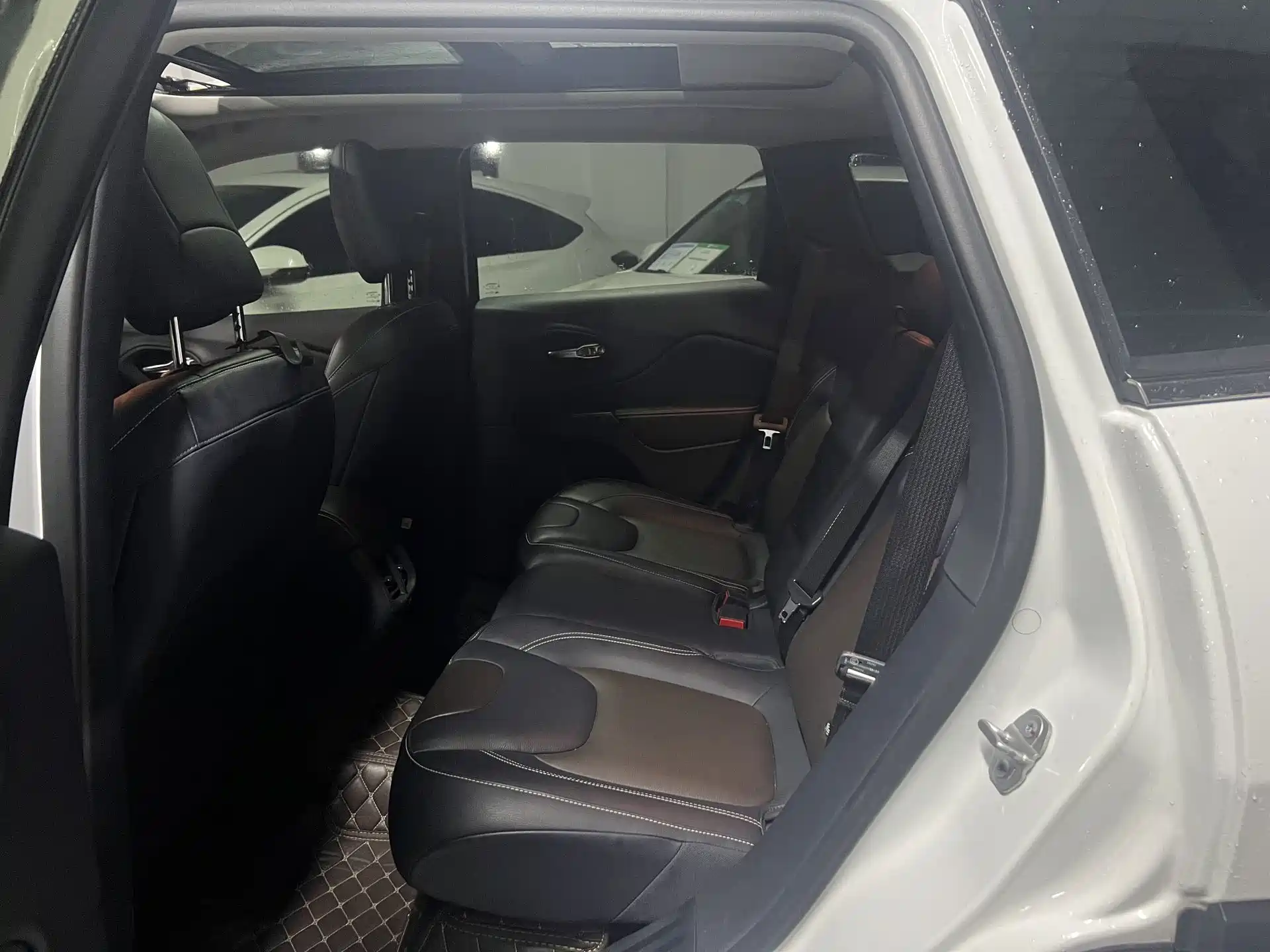 Photo 6 - Jeep Cherokee