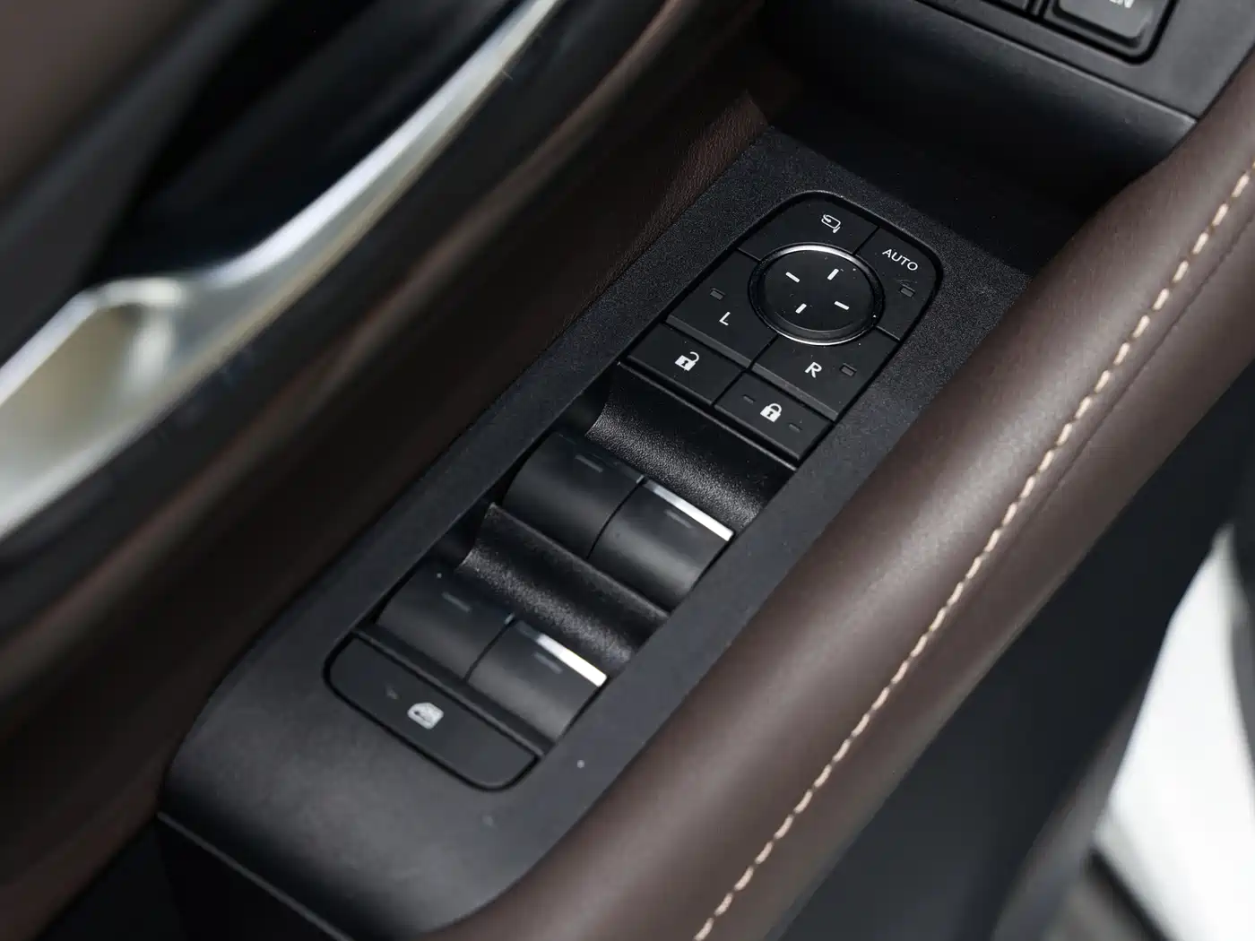 Toyota Vellfire 2024 Crown Hybrid 2.5L Executive Premium Edition фото 11