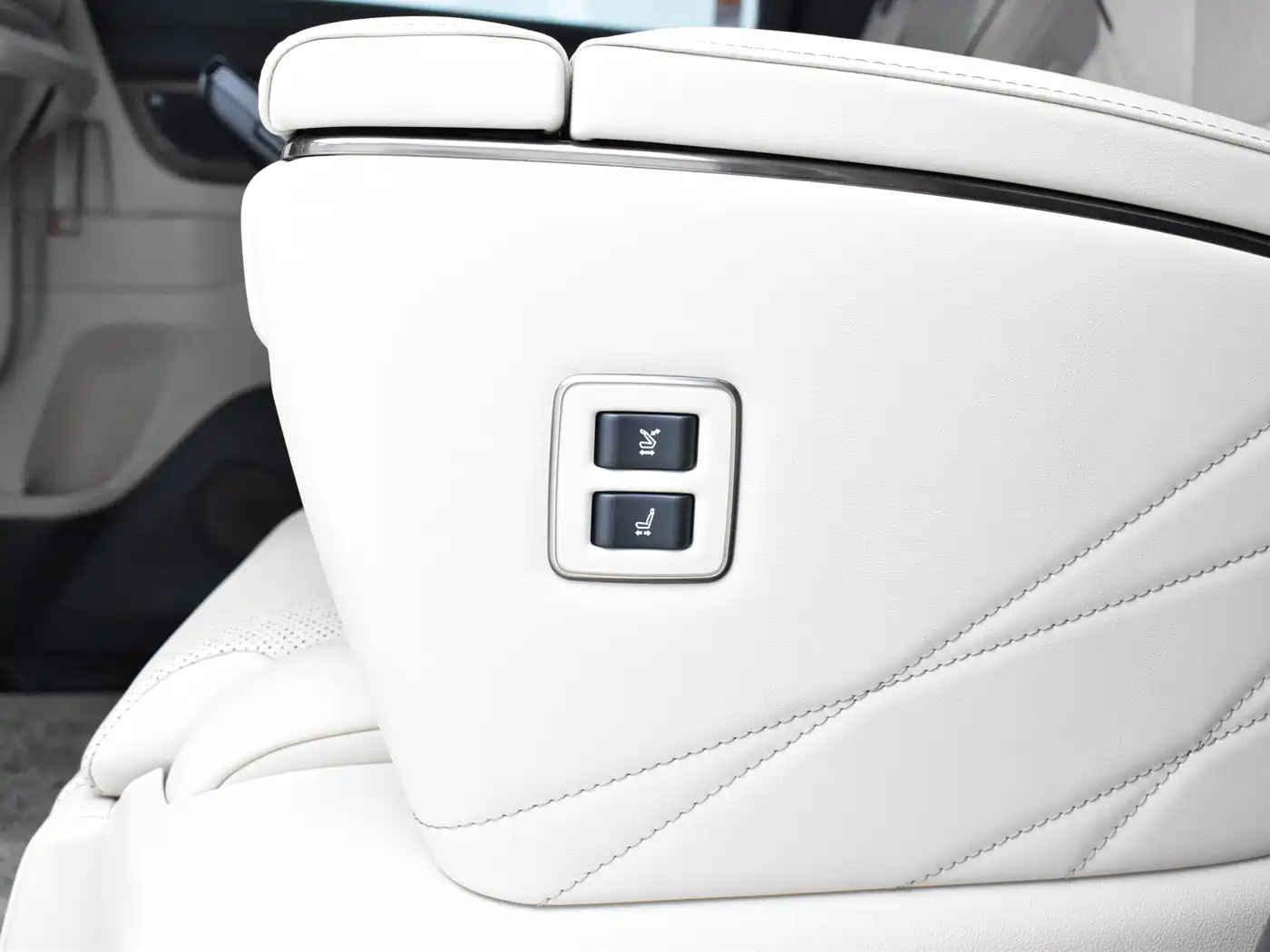 Toyota Vellfire 2024 Crown Hybrid 2.5L Executive Premium Edition фото 20