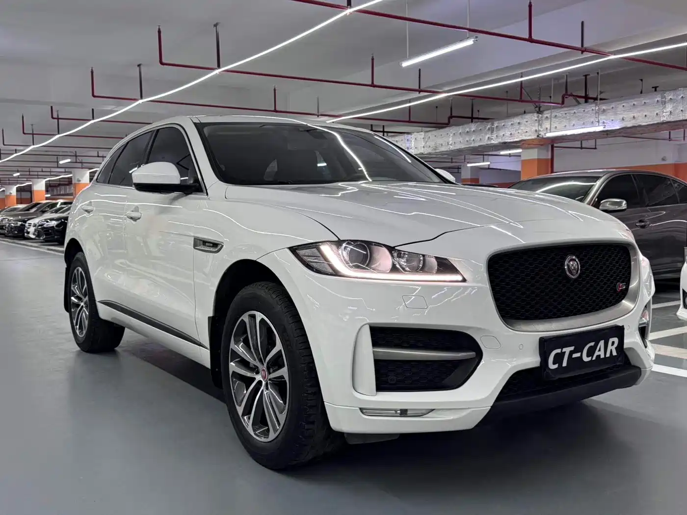 Фото 4 - Jaguar F-PACE