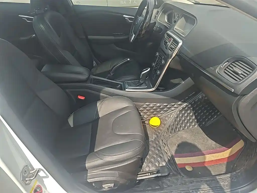 Фото 25 - Volvo V40