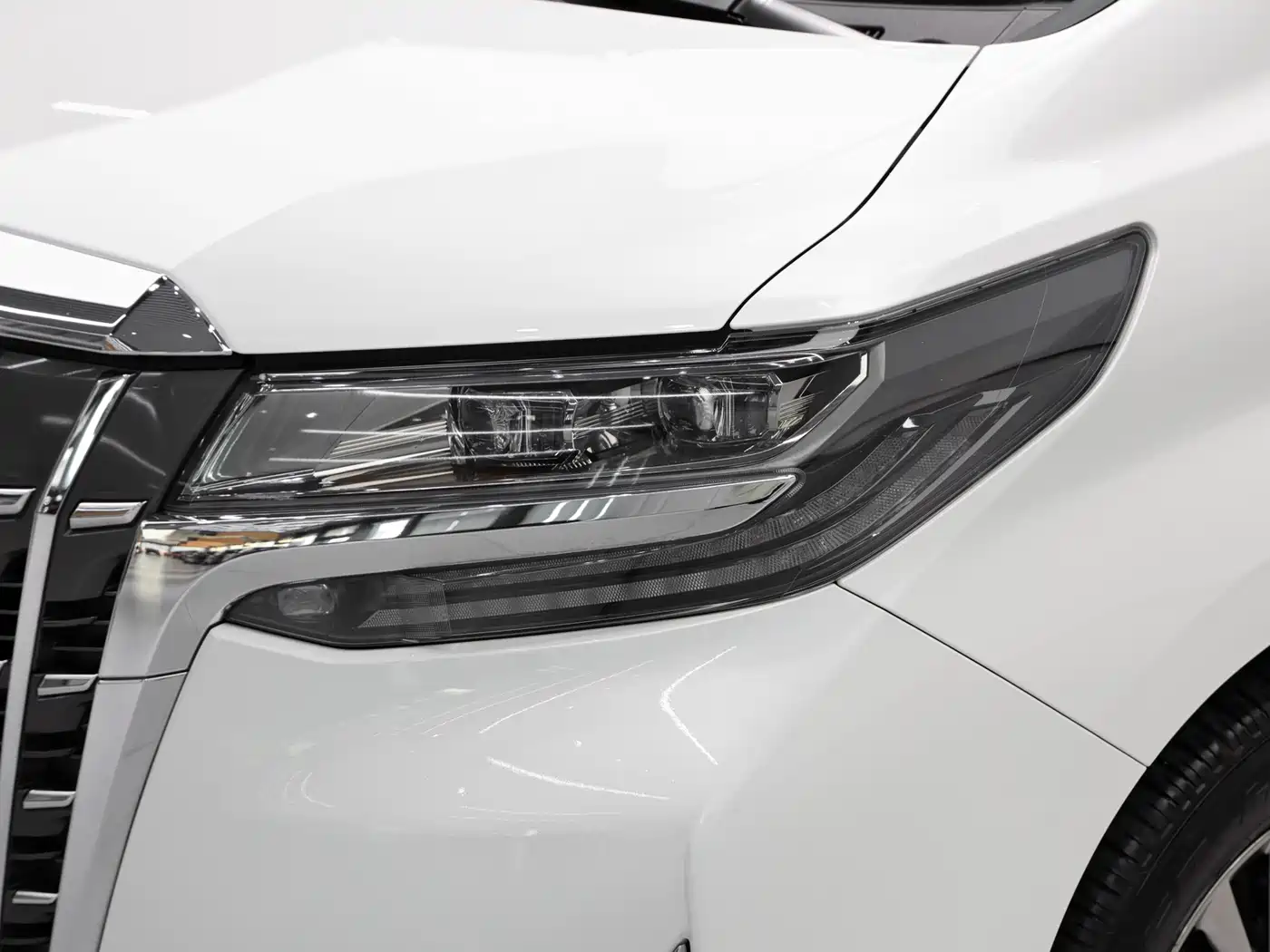 Toyota Alphard 2021 Hybrid 2.5L Premium фото 5