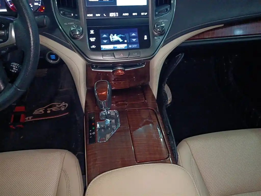 Toyota Crown 2015 2.5L Elite Version фото 10