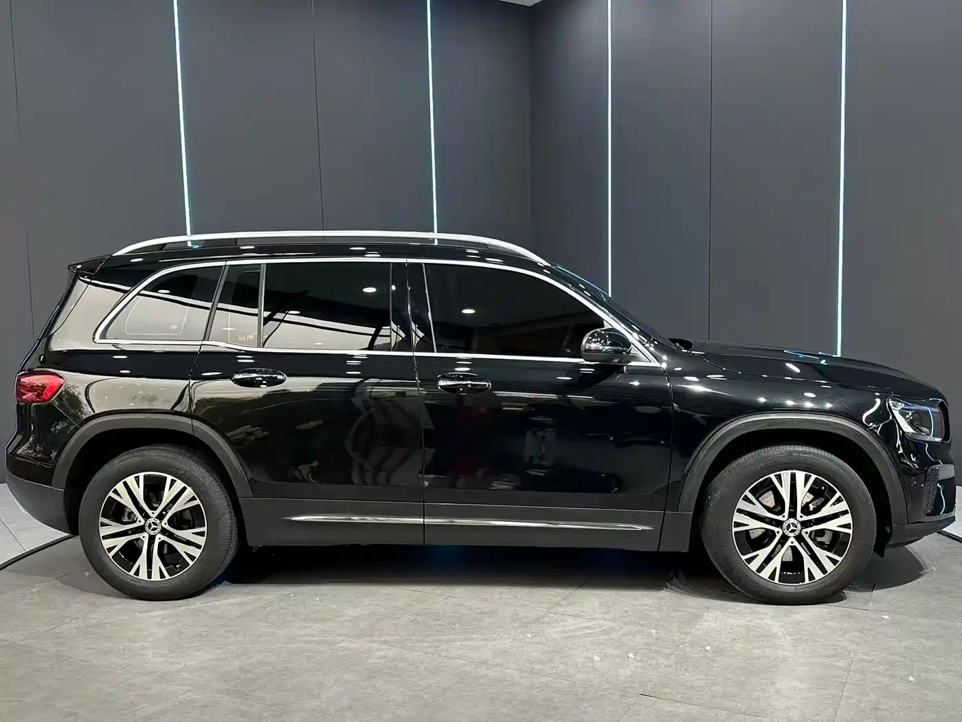MERCEDES-BENZ GLB