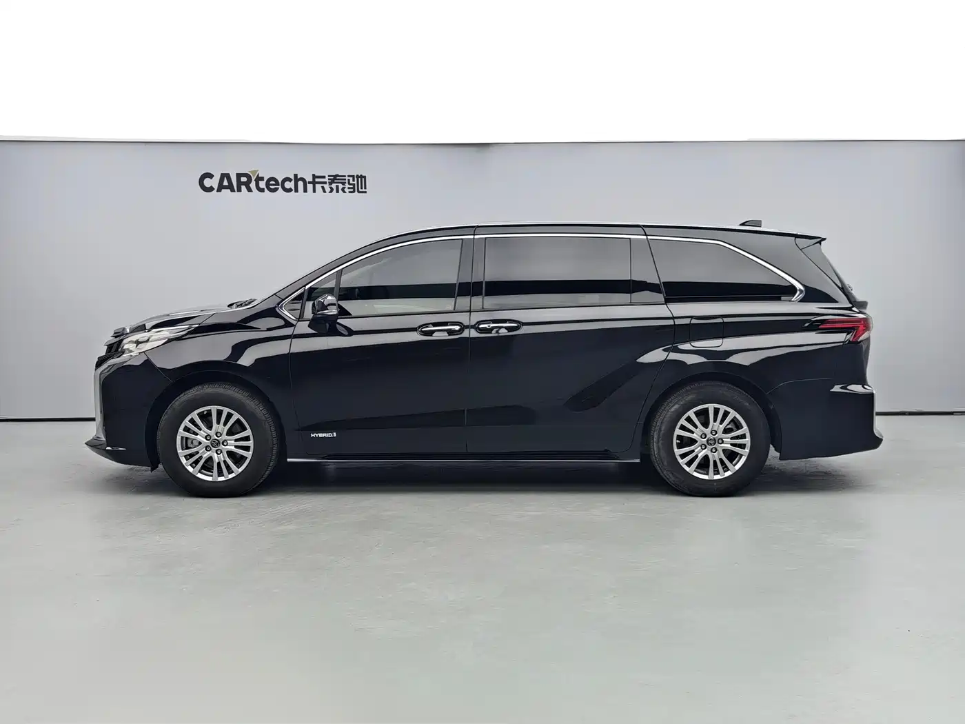 Toyota Sienna 2023 2.5L Hybrid Comfort Edition фото 3
