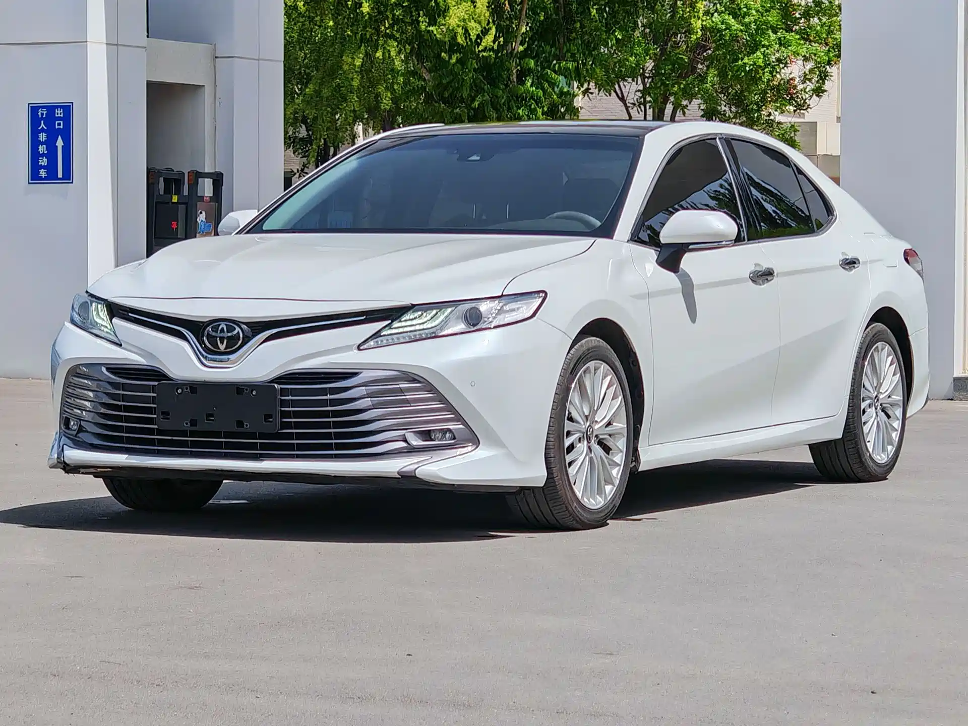 Фото 1 - Toyota Camry