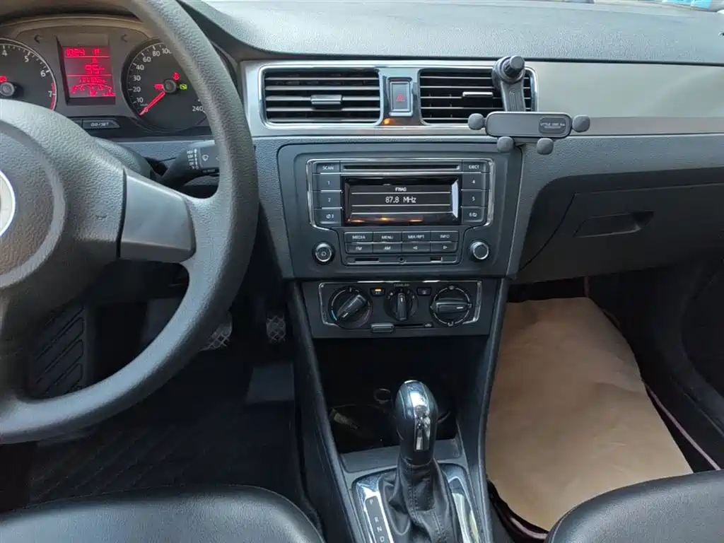 Volkswagen Santana 2015 1.6L Automatic Comfort Edition фото 13