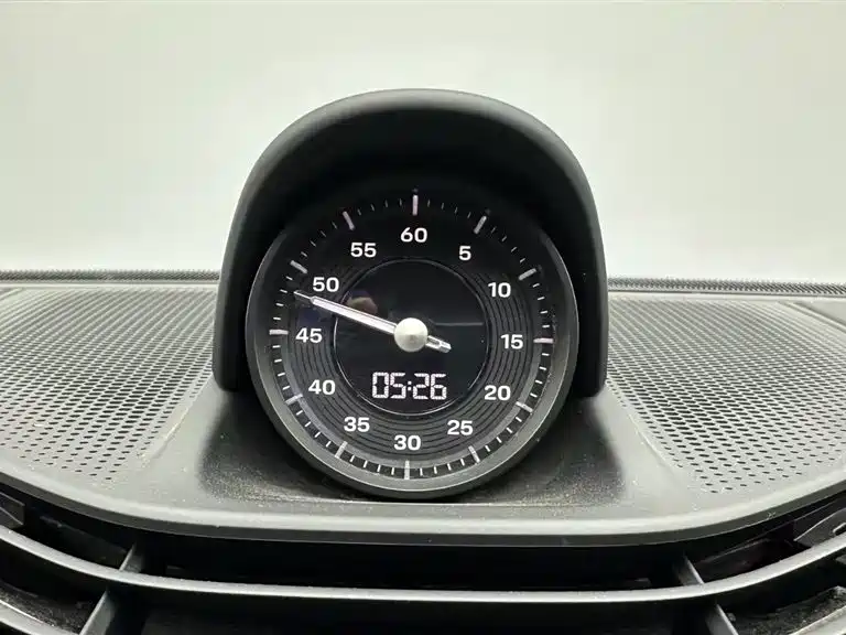 Photo 16 - Porsche Taycan