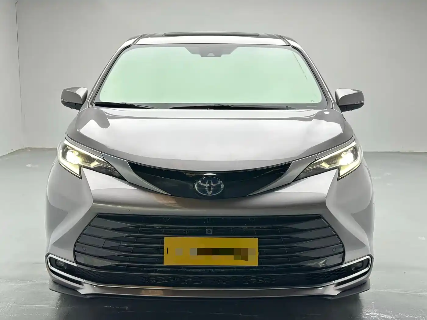Toyota Sienna 2023 2.5L Hybrid Premium Edition фото 2