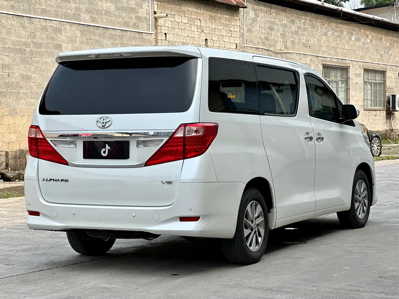 Toyota Alphard фото 5