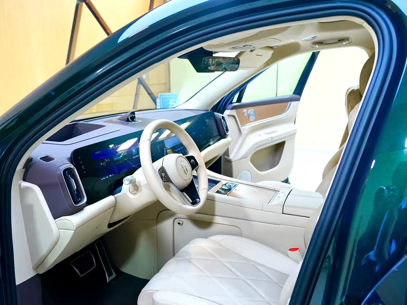 AITO Wenjie AITO M9 2025 Pure Electric Ultra 100kWh 6-Seater фото 4