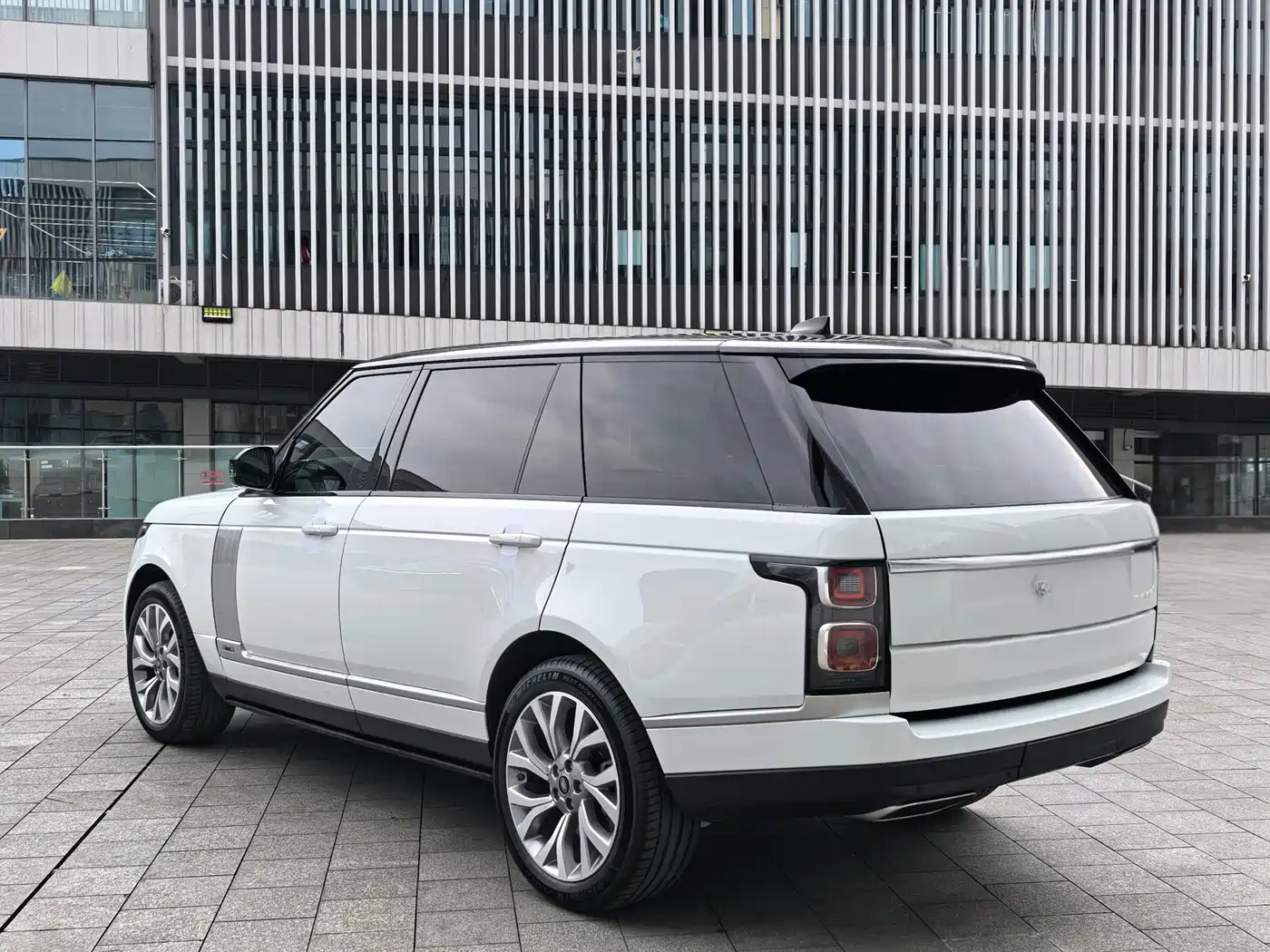 Land Rover Range Rover 2021 3.0 L6 Heritage Extended Classic Edition фото 7