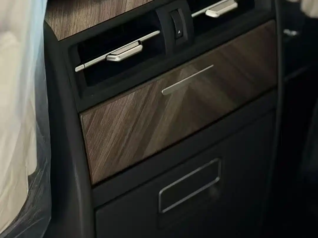 Lexus LM 2025 Model 500h Six-Seater Prestige Edition фото 9