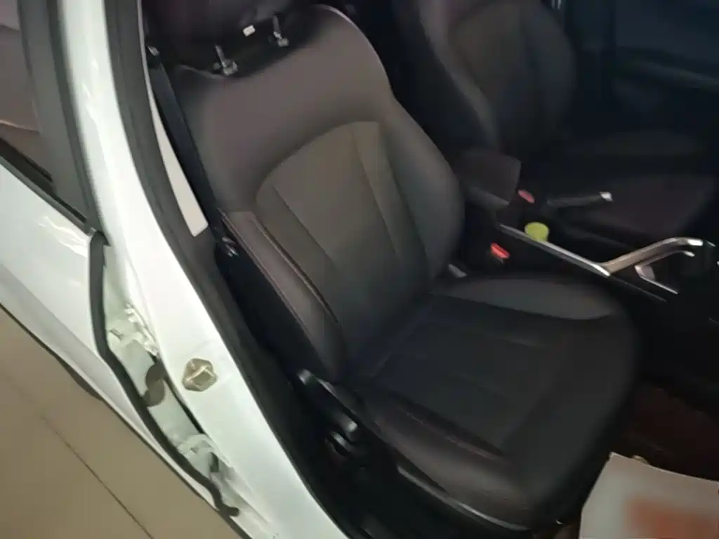 Фото 25 - Geely Vision X3