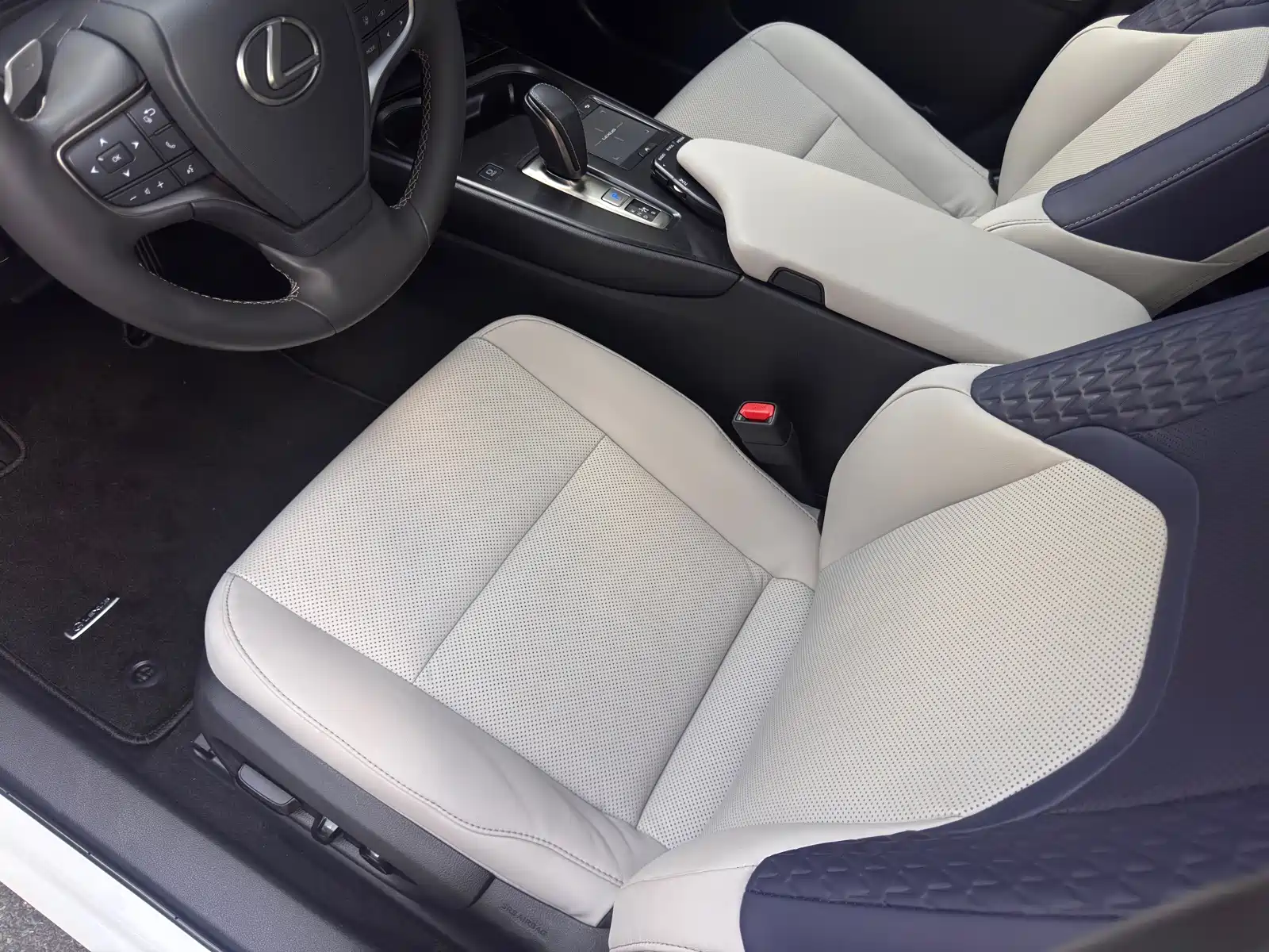 Photo 15 - Lexus UX Electric
