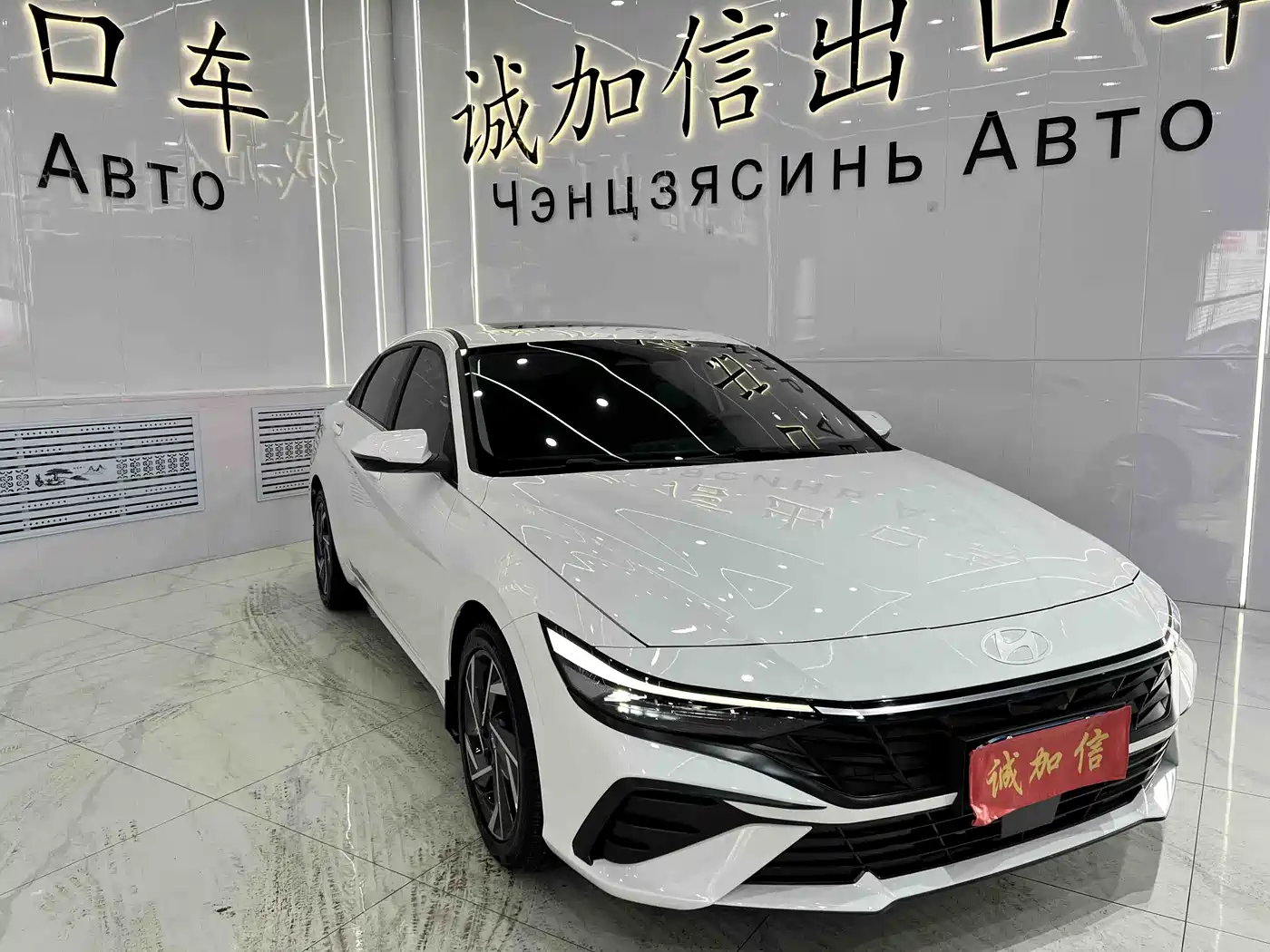 Hyundai Elantra 2023 Model 1.5L CVT LUX Premium Edition фото 3