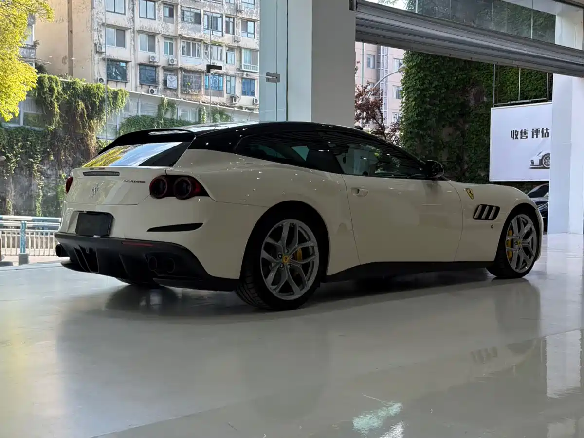 Ferrari GTC4Lusso 2016 6.3L V12 фото 3