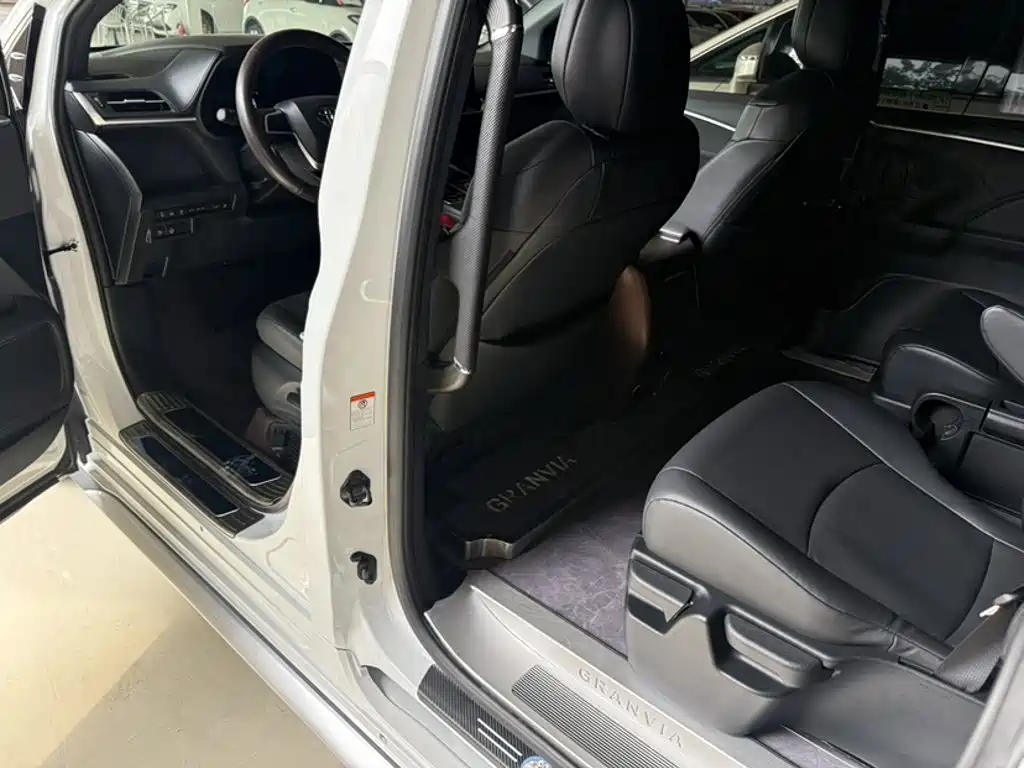 Toyota Granvia 2024 2024 2.5L Hybrid Luxury