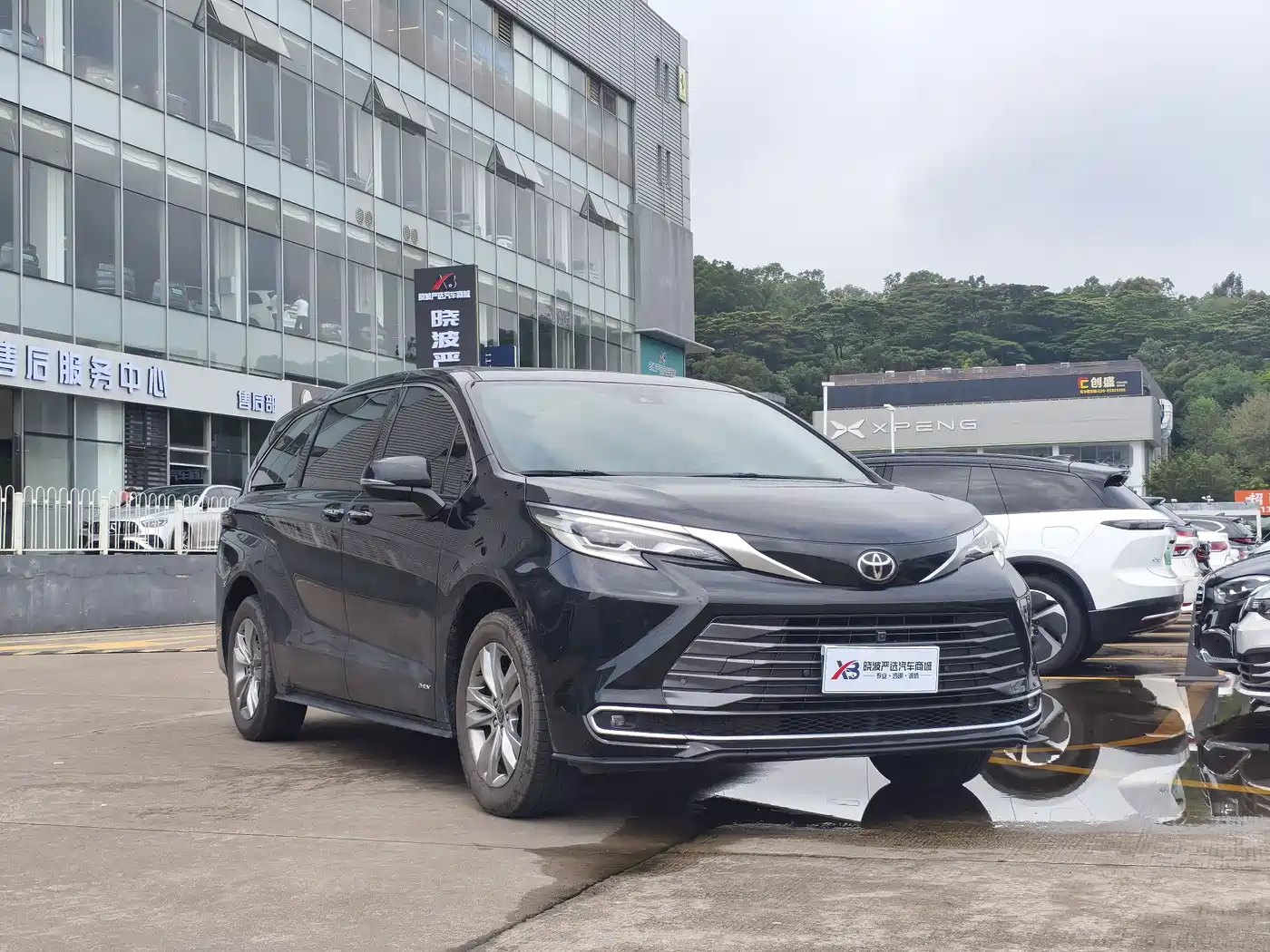 Toyota Sienna 2024 2.5L Hybrid 4WD Premium Edition фото 2