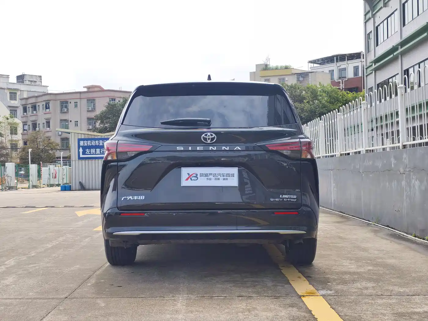 Toyota Sienna 2024 2.5L Hybrid 4WD Premium Edition фото 4