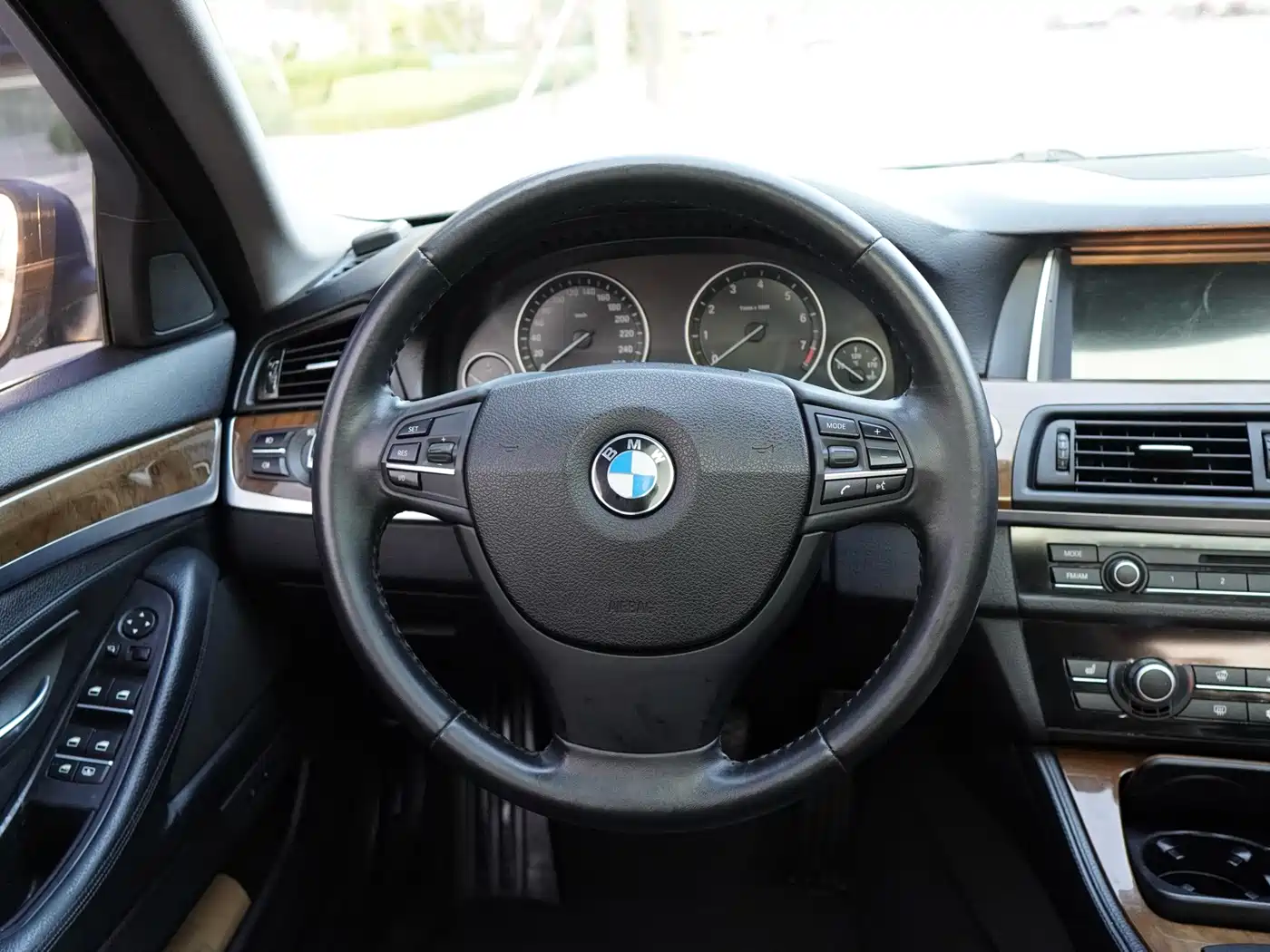 BMW 5 Series 2011 528Li Luxury фото 8
