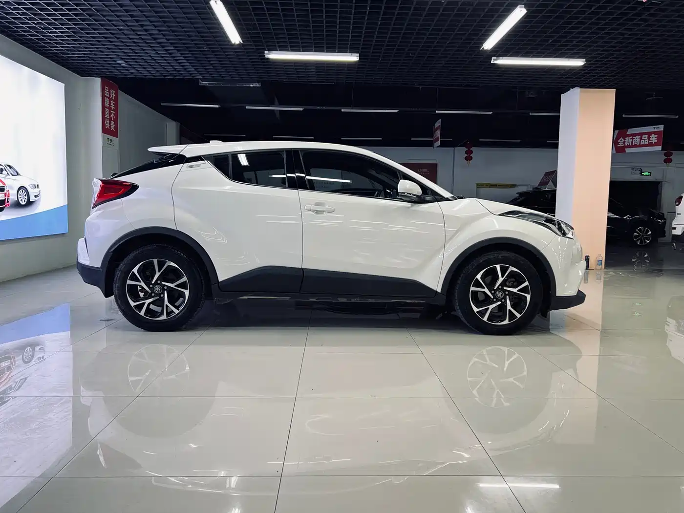 Toyota C-HR 2021 2.0L Luxury Edition фото 8