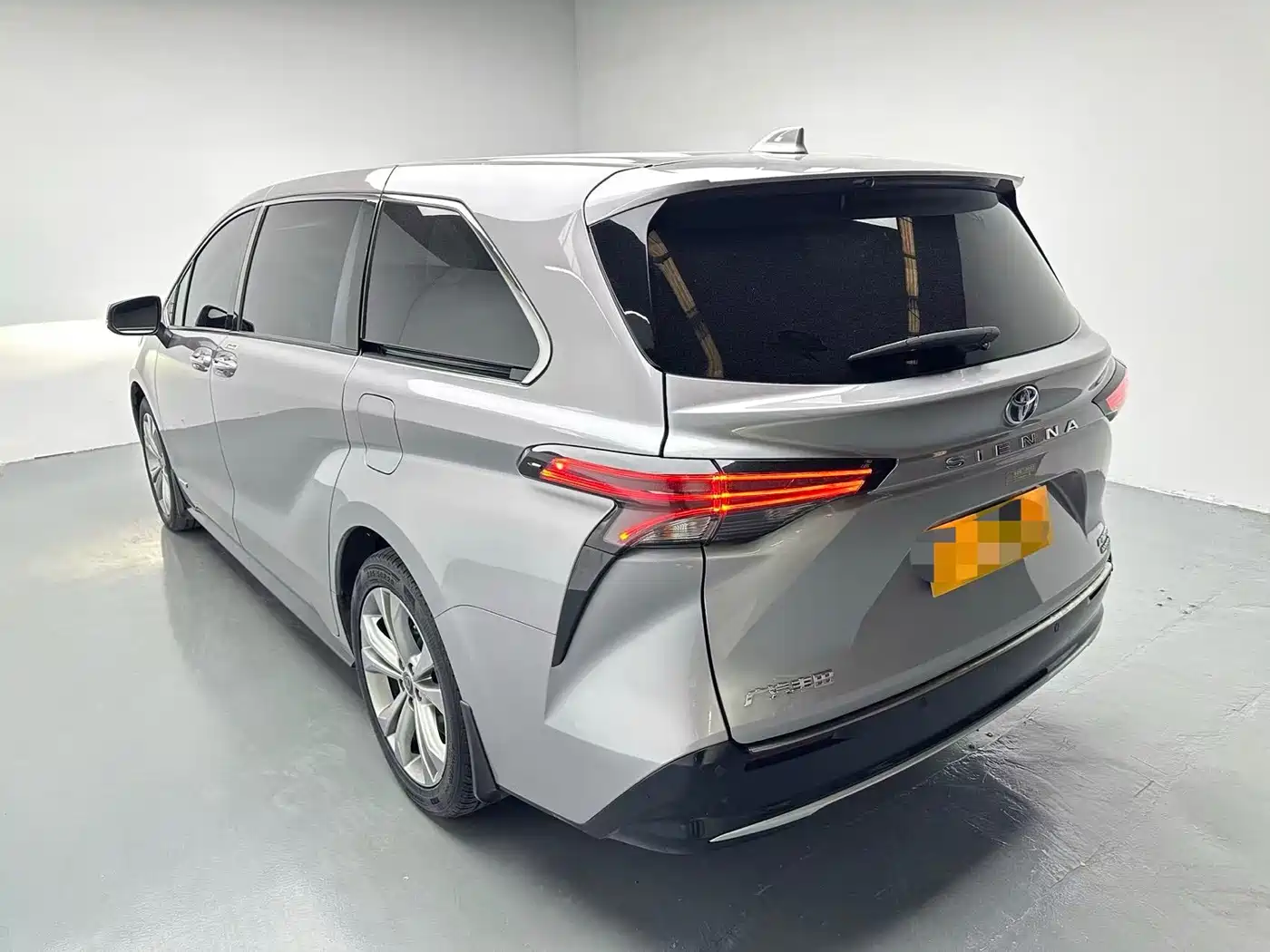 Toyota Sienna 2023 2.5L Hybrid Premium Edition фото 9