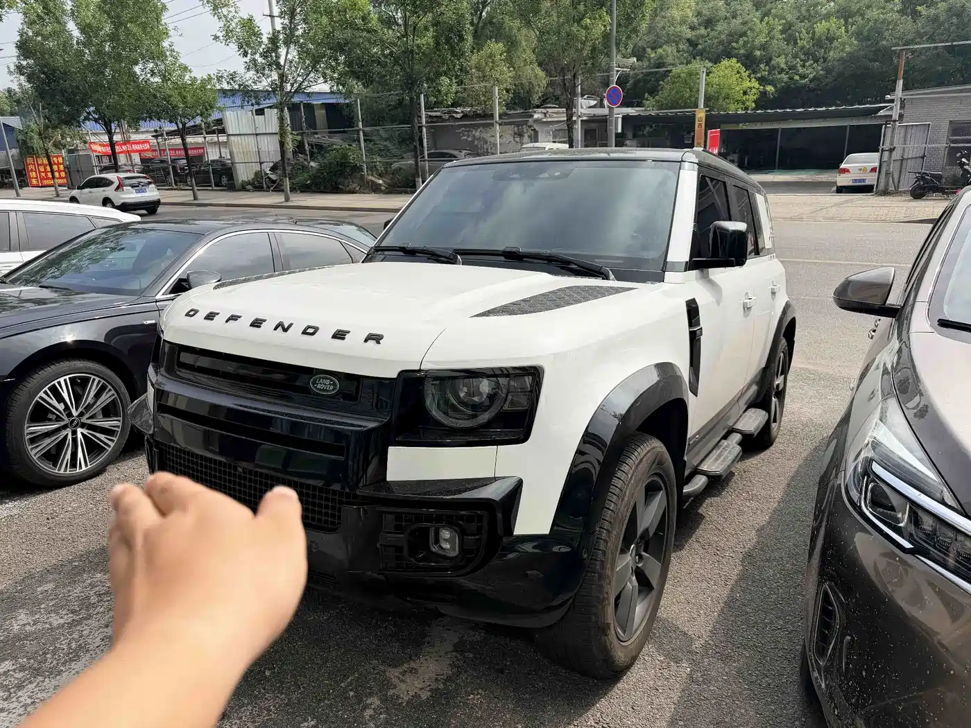 Photo 1 - Land Rover Defender