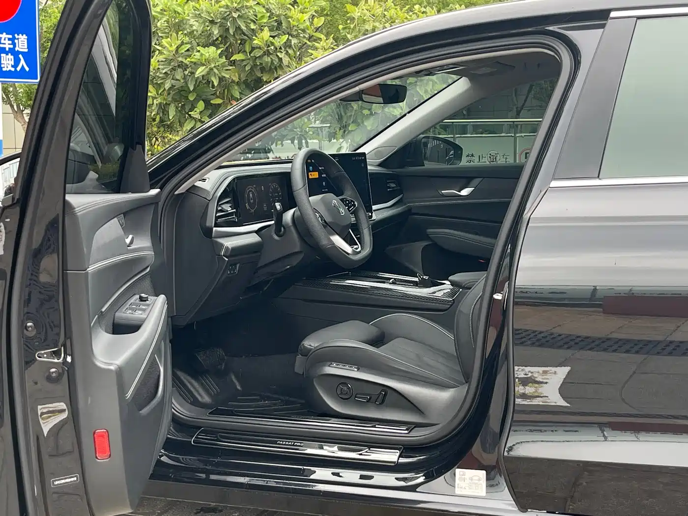 Volkswagen Passat 2025 Pro 380TSI Dragon Fortune Edition фото 7