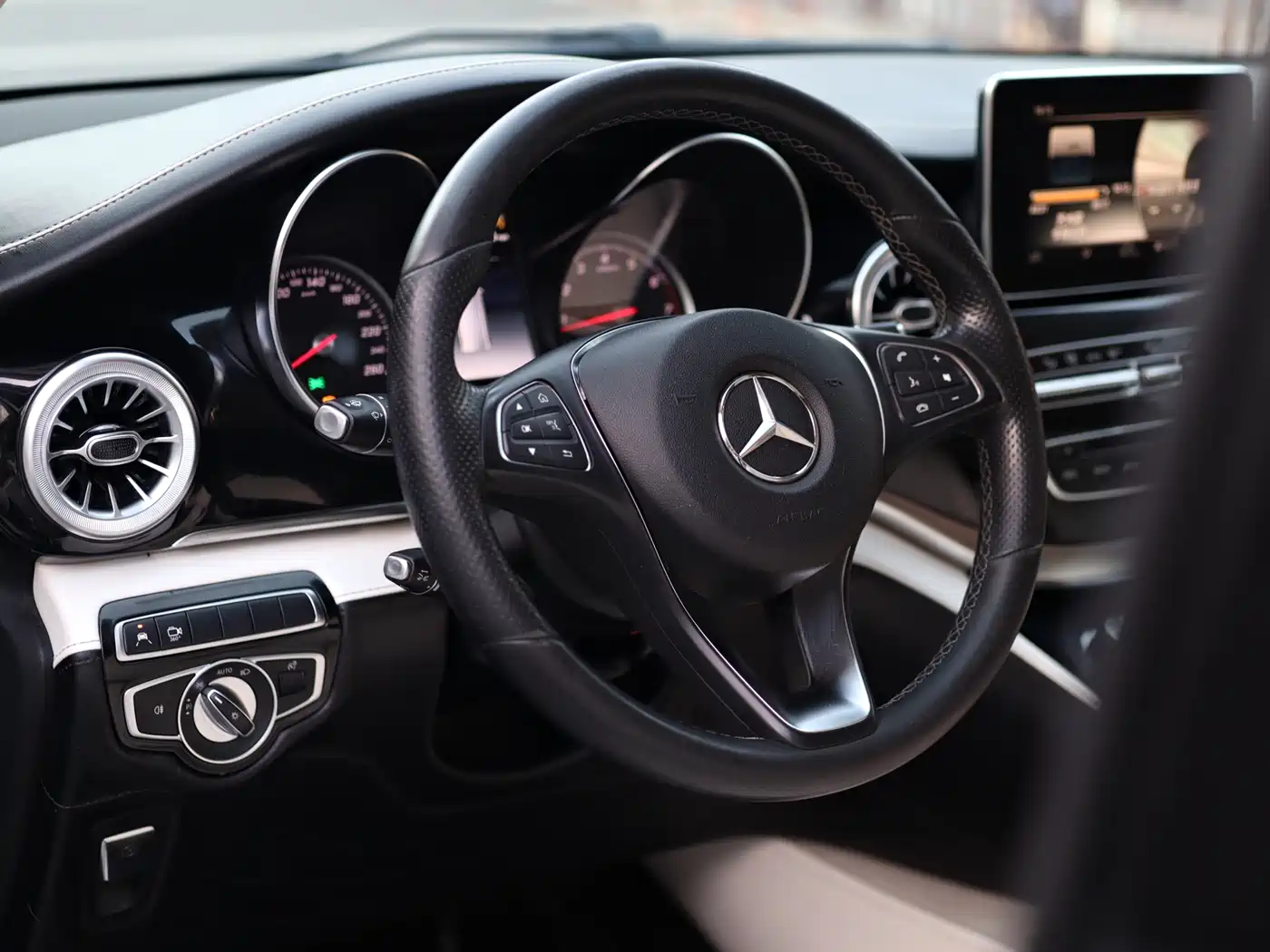 Mercedes-Benz V-Class 2018 V 260 L Premium Long Wheelbase Edition China VI фото 21