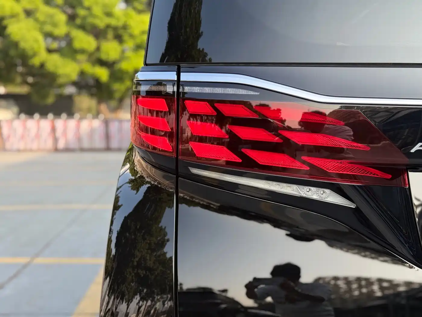 Toyota Alphard 2025 Hybrid 2.5L Ultimate Gold Edition фото 20