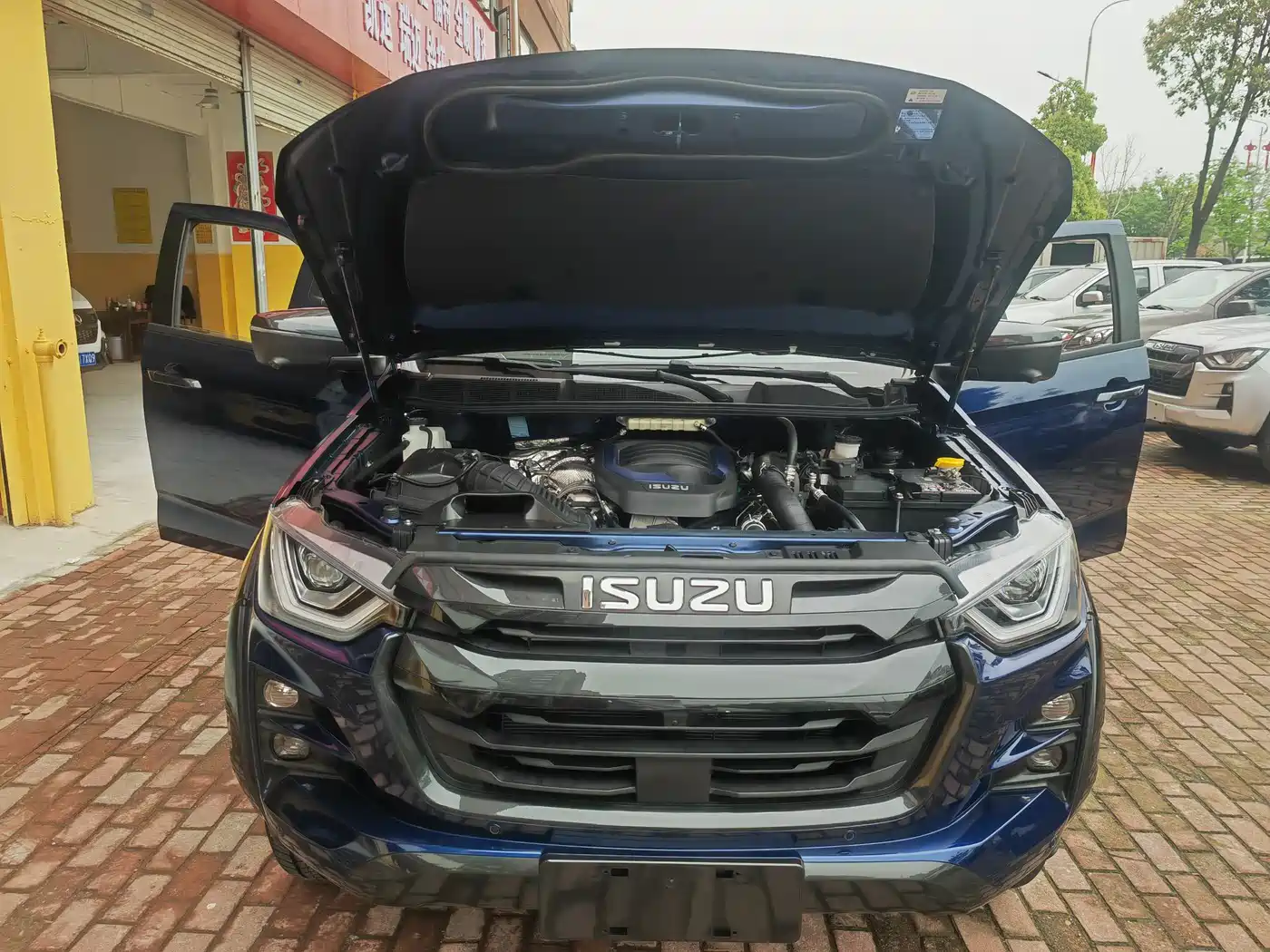 Isuzu D-MAX 2023 1.9T Auto 4WD V-CROSS Yue Ling Edition фото 16