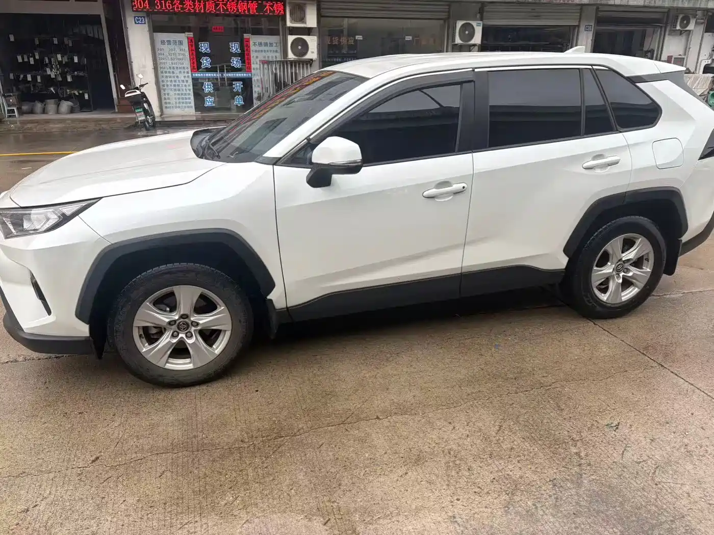 Фото 5 - Toyota RAV4