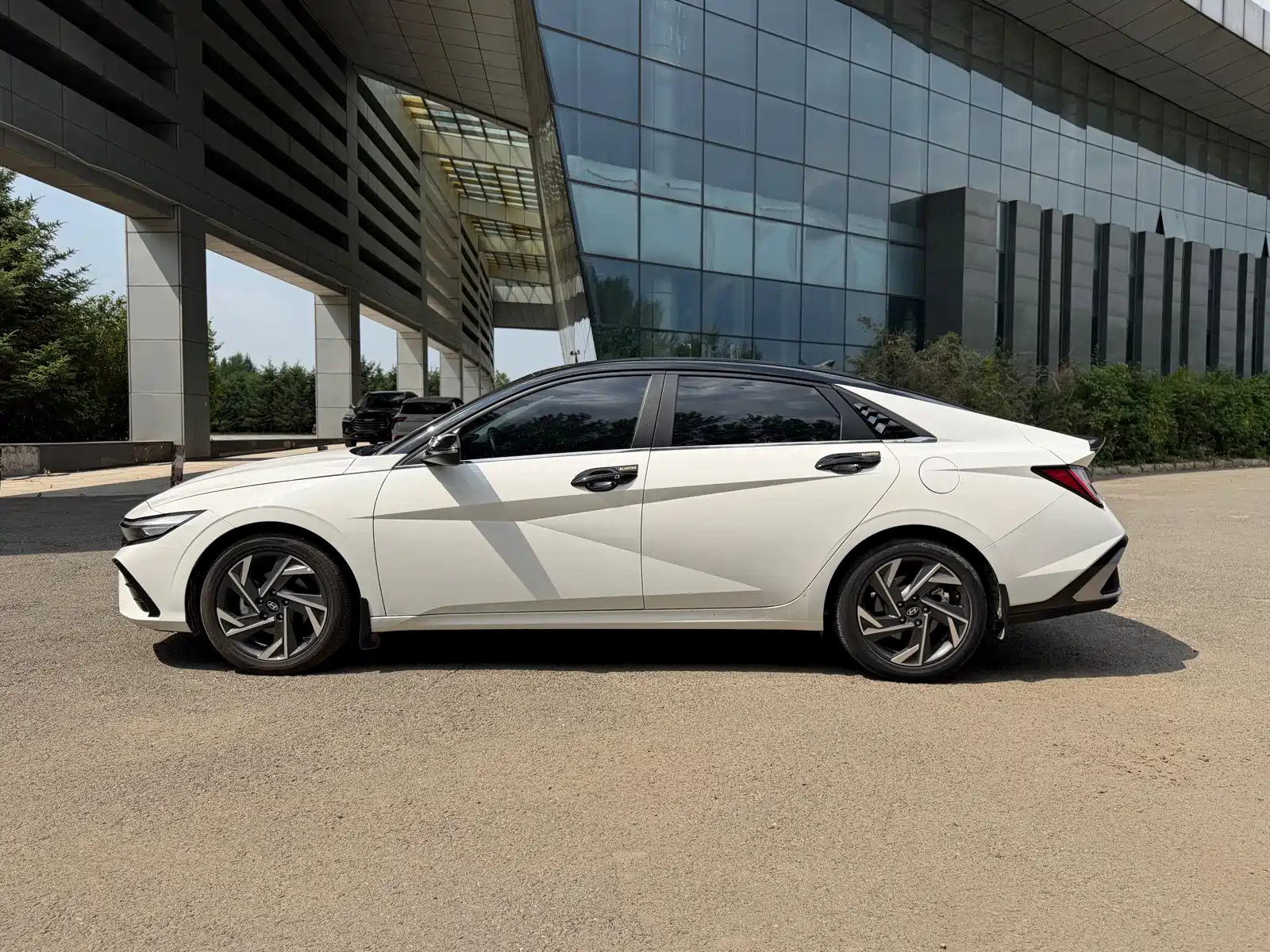 Photo 8 - Hyundai Elantra
