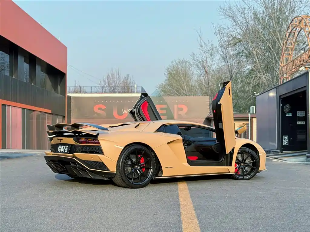 LAMBORGHINI AVENTADOR