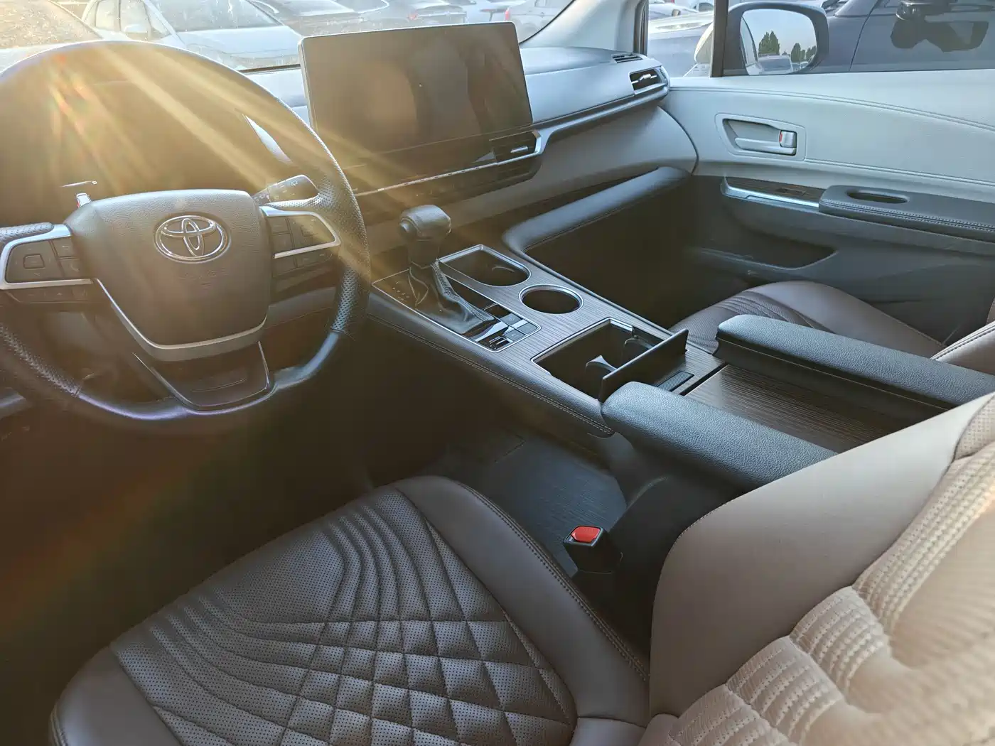 Toyota Sienna 2023 2.5L Hybrid Luxury Edition фото 16