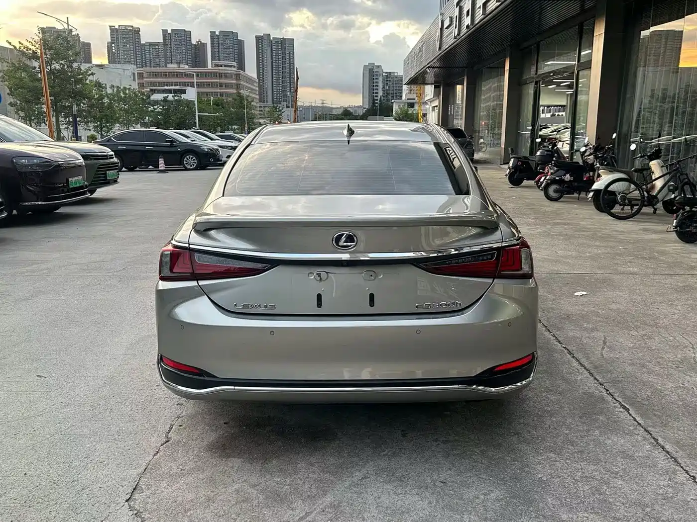 Photo 8 - Lexus ES