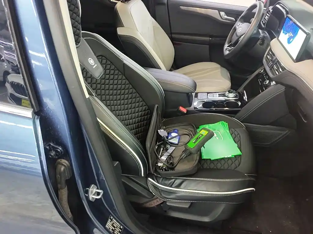 Photo 25 - Ford Escape