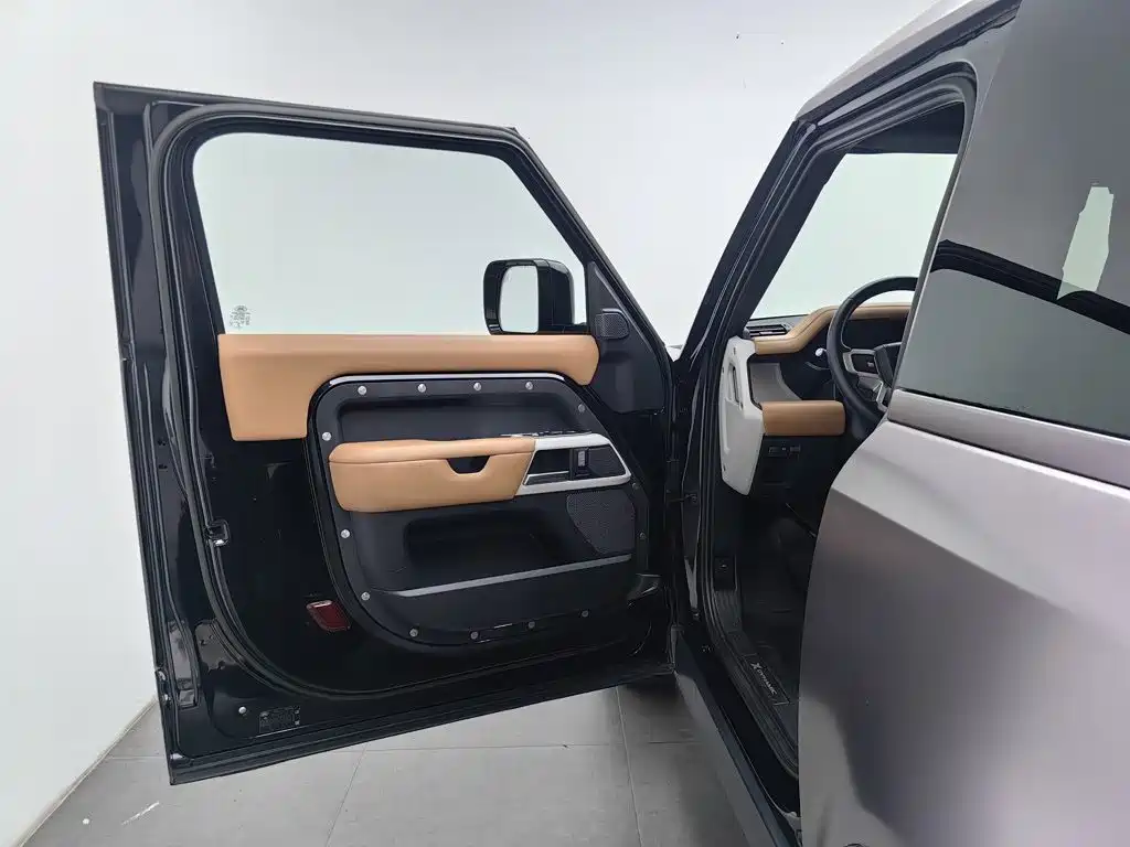 Photo 8 - Land Rover Defender
