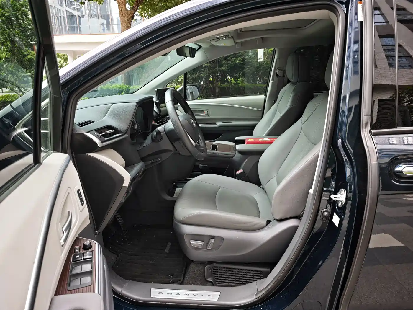 Фото 4 - Toyota Granvia