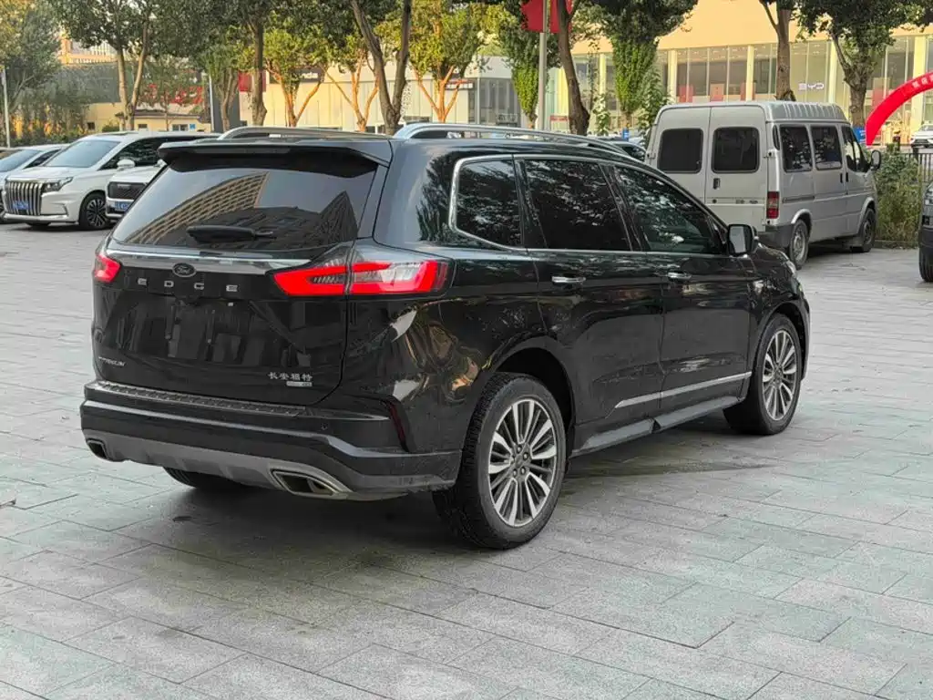 Фото 13 - Ford Edge