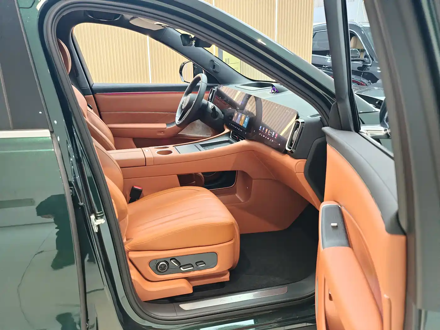 AITO Wenjie AITO M8 2025 Extended Range Ultra 53.4kWh 6-Seater фото 20