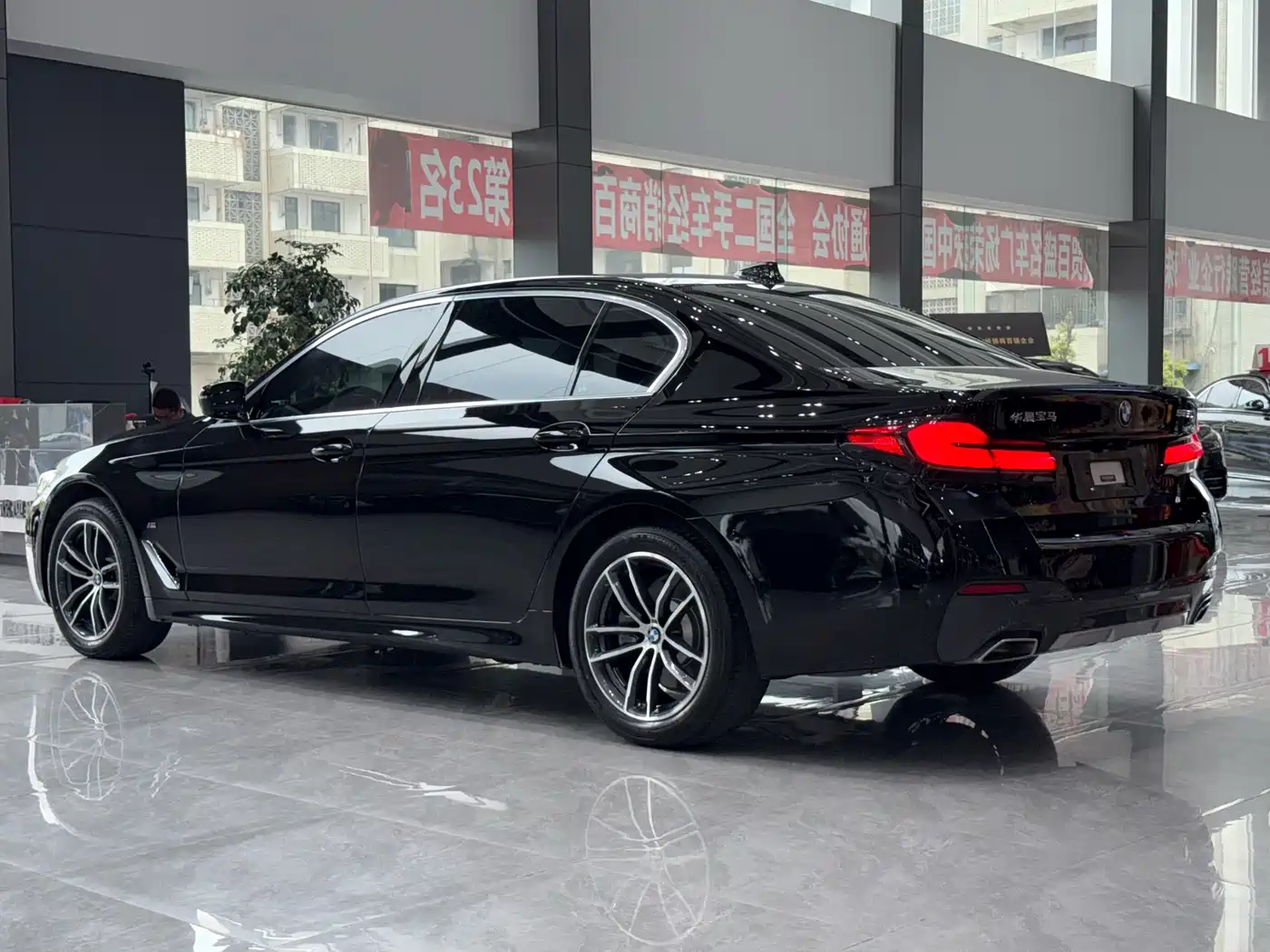 BMW 5 Series 2021 525Li M Sport Package фото 12