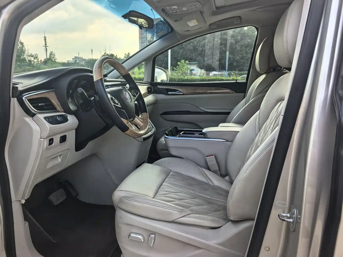 Photo 5 - Buick GL8
