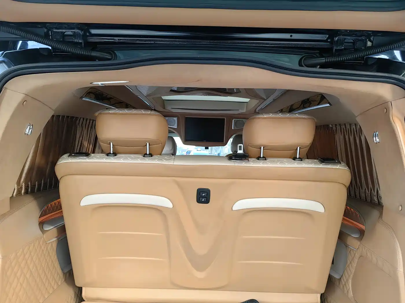 Mercedes-Benz V-Class 2018 V 260 L Premium Long Wheelbase Edition China VI фото 26