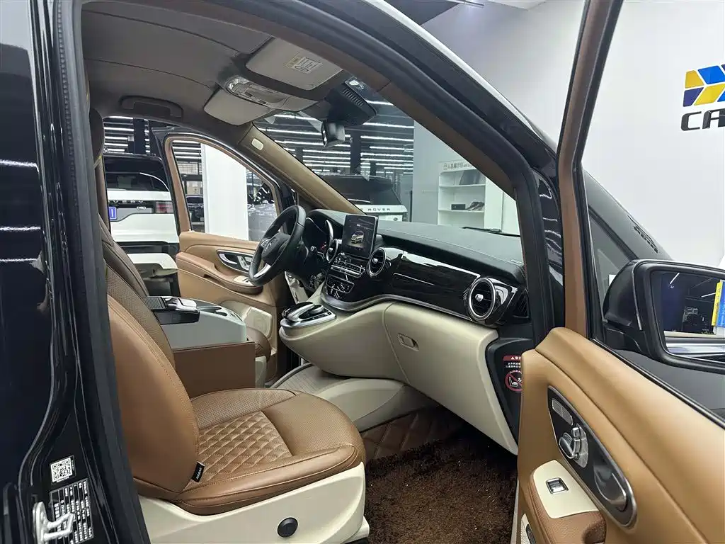 Mercedes-Benz V-Class 2017 Model V 260 L Premium Extended Edition фото 9